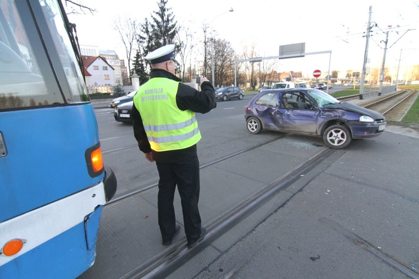 Wypadek na placu Wróblewskiego. Opel corsa wjechał pod tramwaj [ZDJĘCIA]