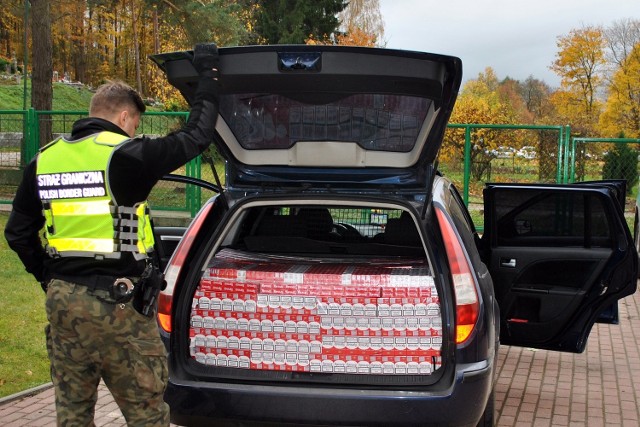 W miniony czwartek, na terenie gminy Jeleniewo, mundurowi zatrzymali do rutynowej kontroli dwóch obywateli Litwy. Okazało się, że w pojeździe przewożą nielegalny towar. 