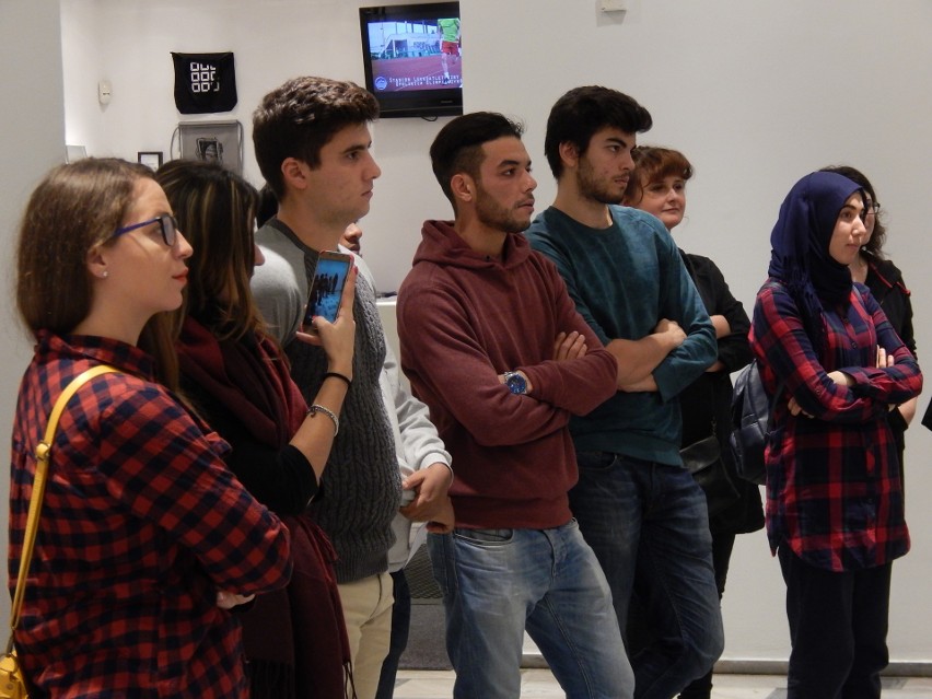 Studenci z programu Erasmus zwiedzili wystawę "97" w Galerii...