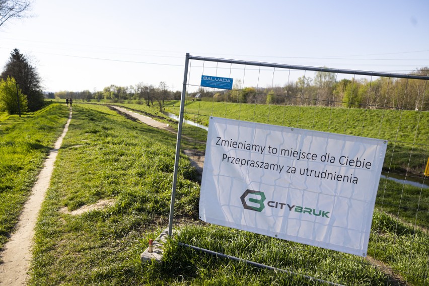 Mieszkańcy protestują, a nad Rudawą już budują ścieżkę rowerową. ZDJĘCIA