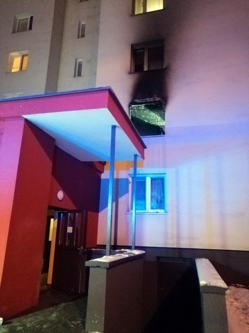Tragiczny pożar mieszkania w bloku w Stalowej Woli. Zginął 64-letni mężczyzna