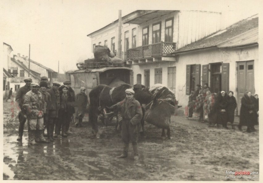 Fotografia wykonana w Piaskach w 1940 r. a na niej ul....