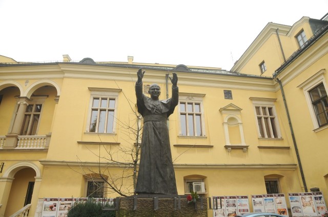 Celem ataku na mapach Google padł m.in. pomnik Jana Pawła II w Krakowie, który stoi na dziedzińcu pałacu biskupiego