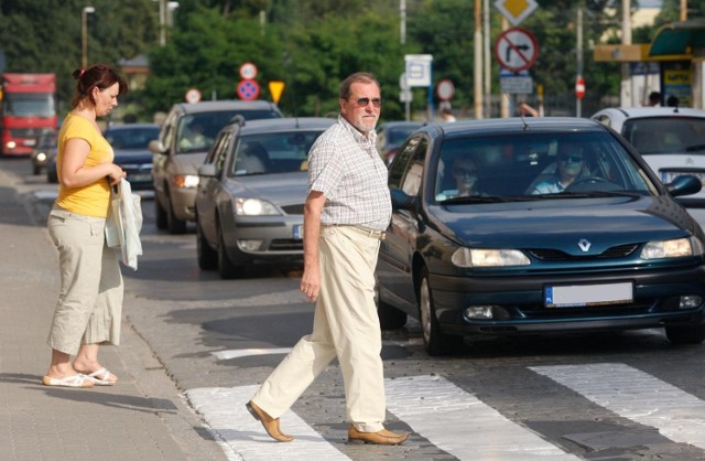 Nawet w niedzielę na ul. Średzkiej trzeba stać w korkach Fot: Tomasz Hołod