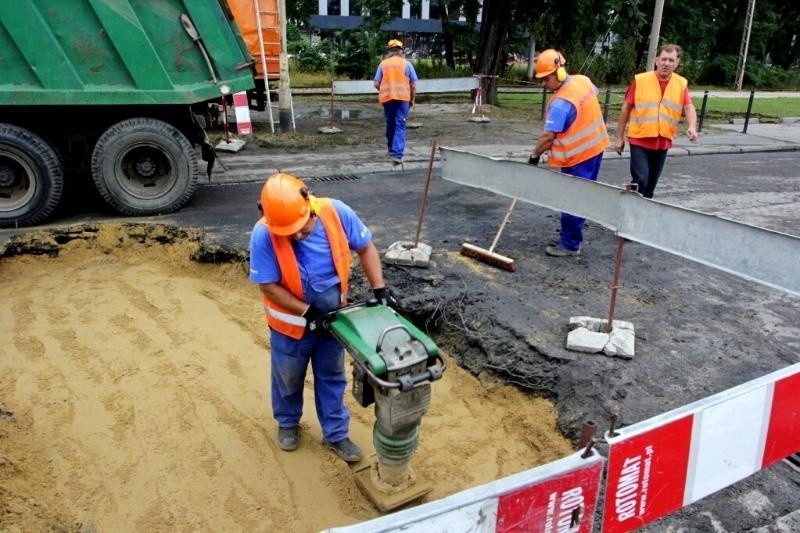 Ulica Robotnicza wciąż zamknięta, bo się zapadła (ZDJĘCIA)