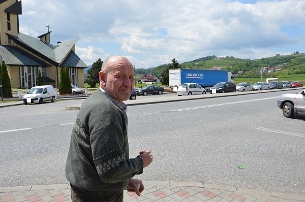 Jan Maciaś z Łososiny Dolnej  wylicza, że średnio na parkingu stoi osiem samochodów na sprzedaż