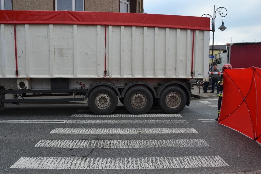 Śmiertelny wypadek w Szczekocinach. Pieszy zginął pod kołami tira [ZDJĘCIA]