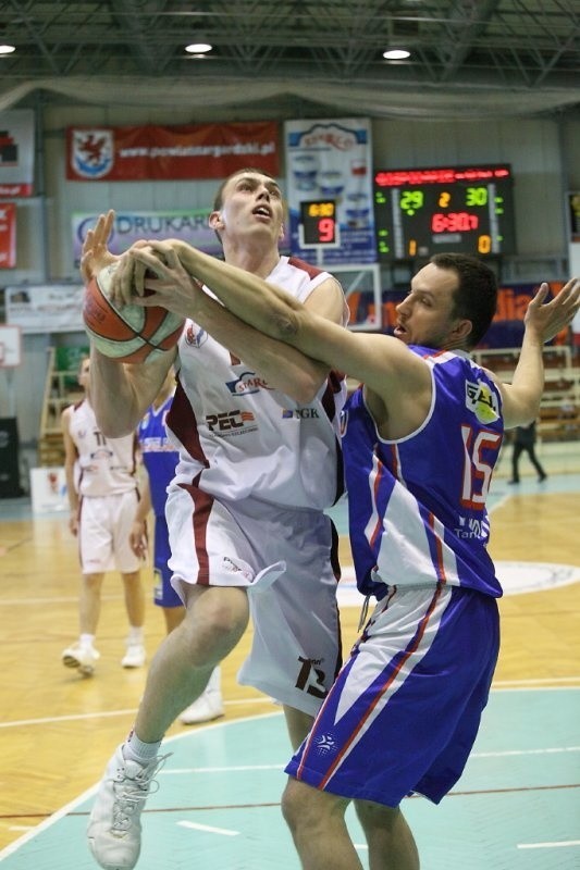 Najskuteczniejszym wczoraj zawodnikiem Spójni był Arkadiusz Soczewski (z lewej), który rzucił piętnaście punktów, miał też osiem zbiórek.