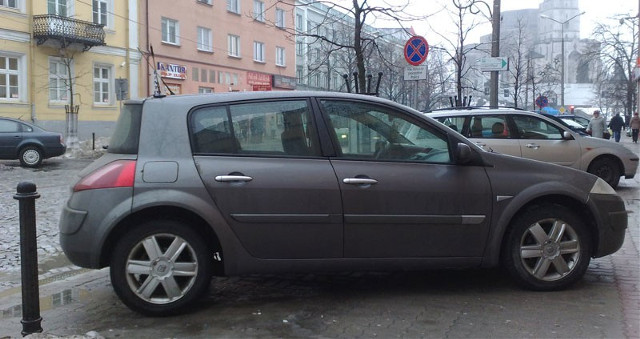 Prywatne samochody policjantów bezpłatnie parkują w strefie (zdjęcia, wideo)