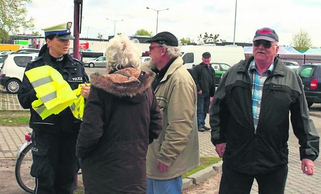 W rejonie tarnobrzeskiego targowiska przy ulicy Kwiatkowskiego policjantka instruowała pieszych i rowerzystów.