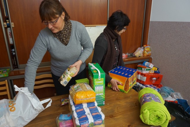 Przy segregowaniu darów w Lublinie pomagają Ludmiła Saulina (z prawej) i Anna Ginszt