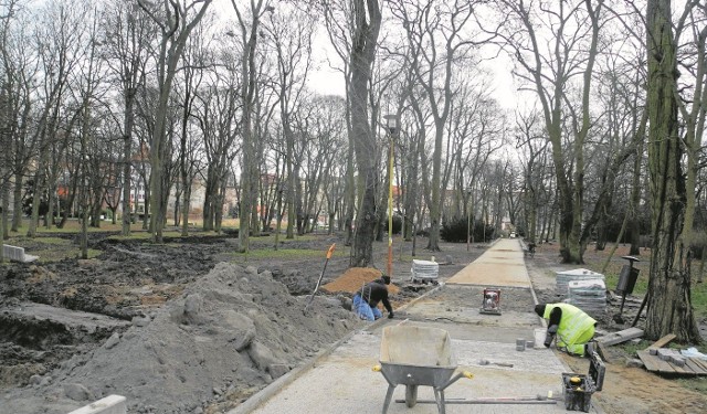 Modernizacja alejek w parku 3 Maja będzie kosztować nieco ponad 300 tysięcy złotych.  Wykonawca zapewnia, że teren zdegradowany przez ciężki sprzęt zostanie zagospodarowany