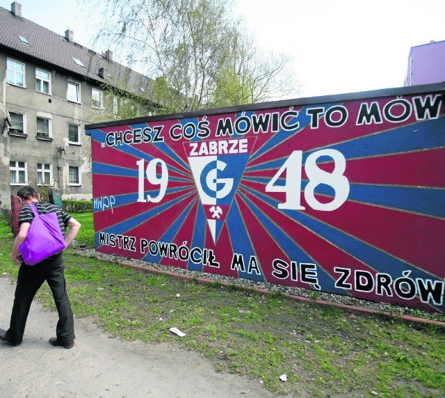 Fani Górnika eksponują na murach datę powstania klubu