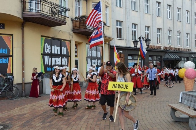 Dziś (piątek 28 lipca) festiwal folkloru zawitał do Chojnic. Ale przywitały go ciemne chmury, potem deszcz i grad.Nie było parady ani miniwystępów na rynku. Bo Międzynarodowy Festiwal Folkloru utonął w deszczu. Przynajmniej na początku. To miał być wyjątkowy piątek dla chojniczan, bo z kolorowymi występami uczestników Międzynarodowego Festiwalu Folkloru. A było oberwanie chmury i gradobicie. Na scenie trzeba było użyć mopa, ale był to daremny trud, bo nie chciało przestać padać... Parada jedynie dobrze się zaczęła, bo potem wszyscy uciekali, by się schować przed deszczem. Przez aurę nie było też miniwystępów na rynku. W fosie zero widzów, bo kto by wysiedział na mokrych ławkach przy takiej ulewie. Ponawiamy więc apel do naszych samorządowców - przekonajcie konserwatora zabytków do zadaszenia widowni. Inaczej każda impreza pod chmurką będzie zagrożona. Po godz. 15 wyszło słońce, więc można było cieszyć się występami. Na scenie pokazały się następujące zespoły Kaszëbe z Chojnic, Słowacja, Hiszpania, Włochy, Portoryko, Rosja, Portugalia, Francja, Serbia, Hawaje, Kaszuby z Chojnic. Na zdjęciu: Do Chojnic przyjechał m.in. zespół z HawajówWideo: Pogoda na dzień + 2 kolejne dni (28.07 + 29-30.07.2017) | POLSKAźródło: TVN Meteo/x-news