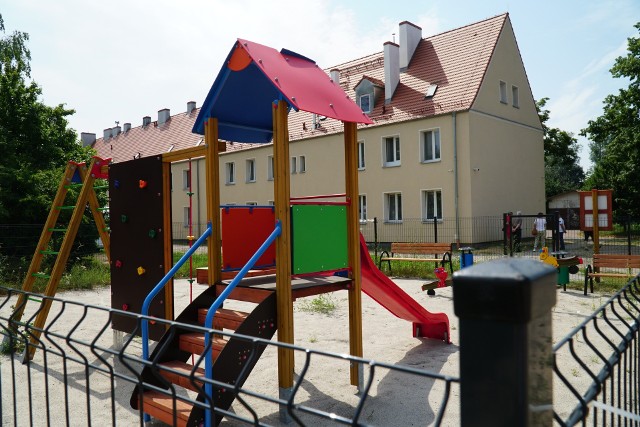 Blisko 40 tys. zł kosztował Radę Osiedla Antoninek-Zieliniec-Kobylepole nowy plac zabaw przy ul. Dymka/Żelaznej. Powstał on w grudniu i przez 7 miesięcy pozostaje nieczynny. Dlaczego?