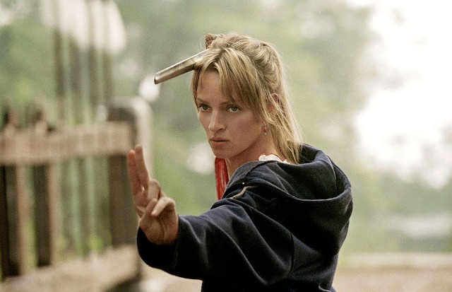 "Kill Bill II"Dalszy ciąg losów zdradzonej i pozostawionej na pewną śmierć bohaterki rozpoczyna się właśnie od retrospektywnych scen z kaplicy, tuż przed strzelaniną. Trwają ostatnie przygotowania do uroczystości i następuje wielka próba ślubu. Podniosłą atmosferę burzy wtargnięcie do kaplicy oprawców, którzy otwierają ogień.Emisja: TVP 2, godz. 22:40