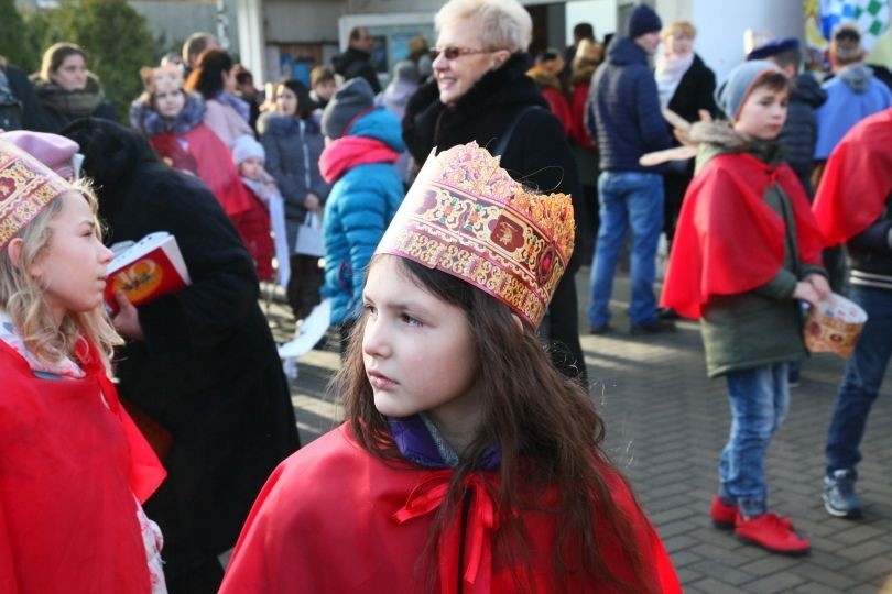 Brzeziny. Święto Trzech Króli w Brzezinach. W orszaku szły setki osób [zdjęcia]  