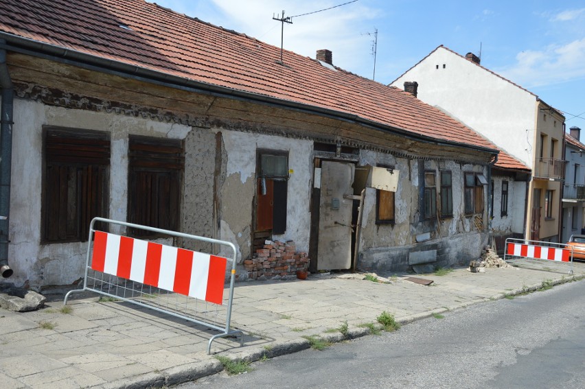 Rudera stojąca w centrum Proszowic grozi zawaleniem [ZDJĘCIA]