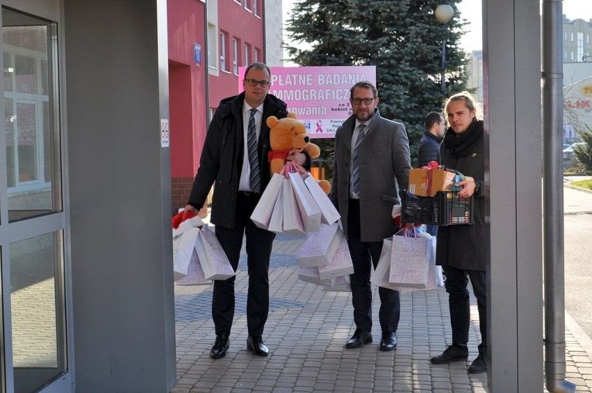 Prezydent Przemyśla i wiceprzewodniczący Rady Miejskiej, jako pomocnicy św. Mikołaja, odwiedzili dzieci w szpitalu w Przemyślu [ZDJĘCIA] 