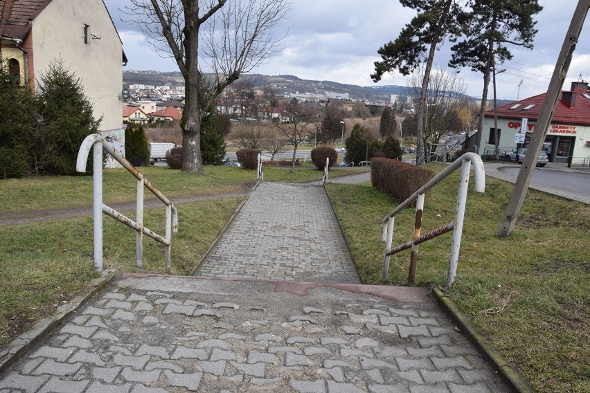 Nowy Sącz. Wyremontują parking przy Bulwarze Narwiku, ale będzie płatny. Przez 10 lat zarządzać nim będzie prywatna firma [ZDJĘCIA]