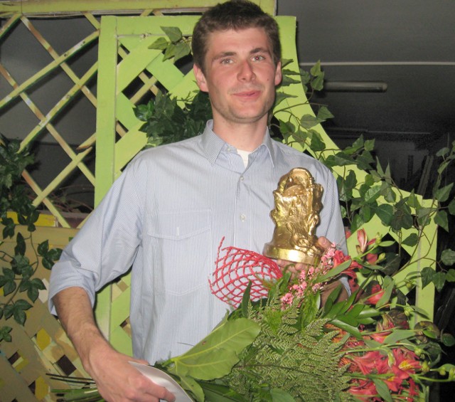 Łukasz Jemioła ze Złotym Prysznicem Turnieju Śpiewających Poezję "Łaźnia 2009" w Radomiu