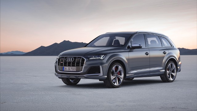 Audi SQ7 TDI Audi SQ7 TDI z silnikiem wysokoprężnym V8 o mocy 435 KM ma teraz nową, jeszcze stylistykę. We wnętrzu wyposażono go w sportowe fotele, system MMI navigation plus, obsługę dotykową oraz w Audi virtual cockpit z dodatkowym widokiem „performance”.Fot. Audi