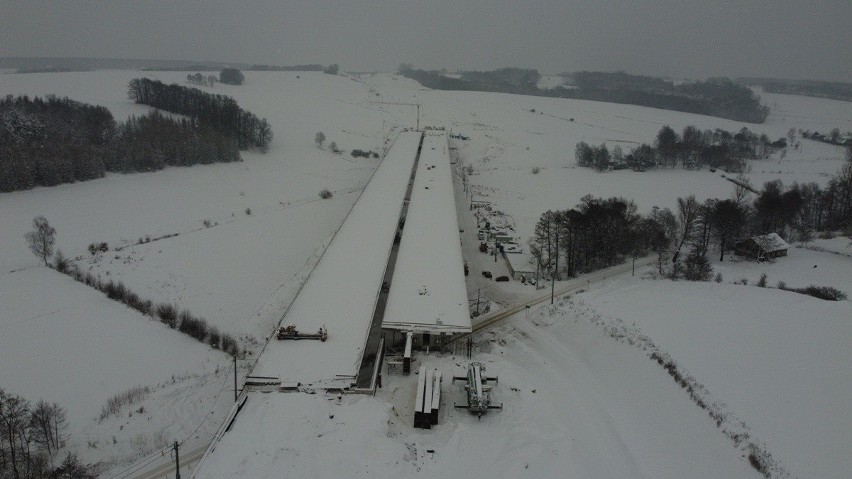 Zima na budowie trasy S7. "Ekspresówka" na odcinku Moczydło - Miechów jest już gotowa w ponad 75 proc.