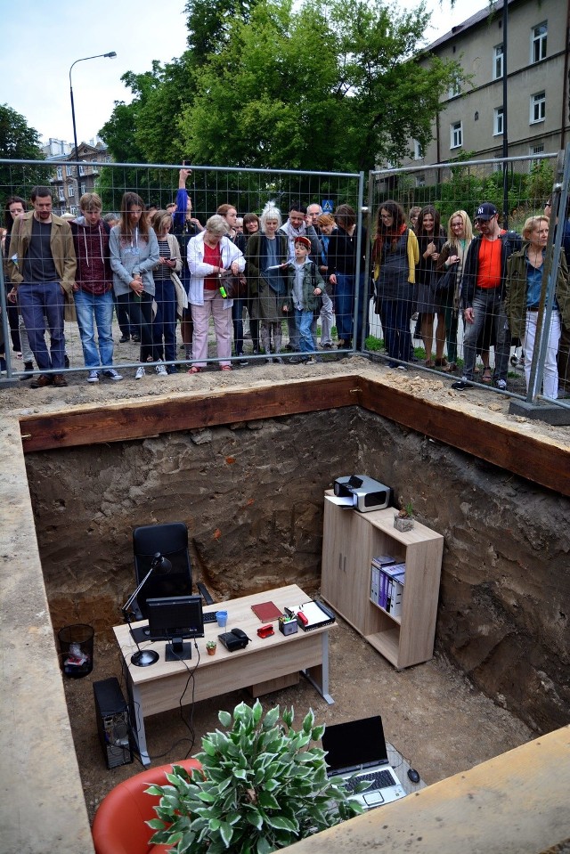 Anetta Mona Chisa i Lucia Tkacova, "Strip, Map & Sample", Dolna 3-go Maja. W zaaranżowanym stanowisku archeologicznym odnajdziemy zaskakujące, współczesne odkrycie