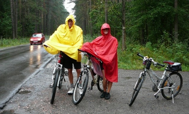 Amatorzy jednosladów, jak Halina i Jerzy Macejowie z Końskich, z utęsknieniem czekają na nowe trasy rowerowe.