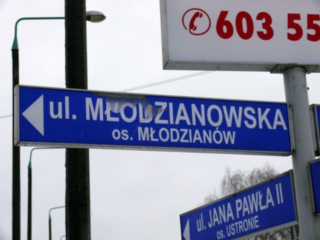 Niedawno wandale zniszczyli jedną z tablic kierunkowych podświetlanego drogowskazu, znajdującego się przy skrzyżowaniu ulic Jana Pawła II, Młodzianowskiej i Południowej.