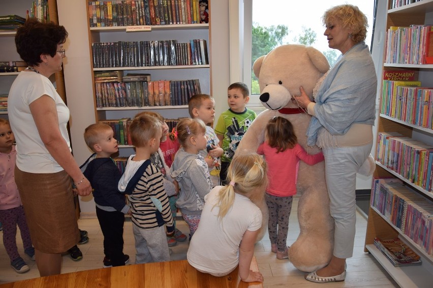 Radziejowscy bibliotekarze zachęcają najmłodszych do kontaktu z książką. Na przykład organizują konkursy