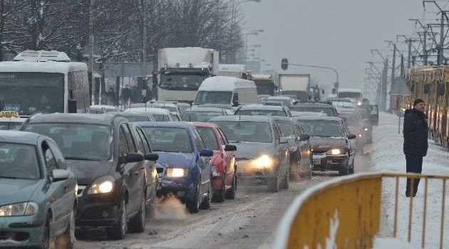 Wykolejona "dziewiątka", rozbita skoda i wielkie korki.