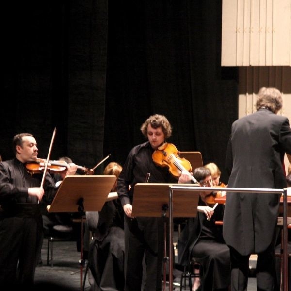 Z kieleckimi filharmonikami wystąpili wybitni soliści Bartosz Bryła i Michał Bryła.