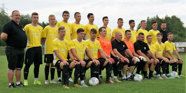 Czarni Połaniec bardzo dobrze zaczęli sezon w czwartej lidze. W pierwszej kolejce wygrali na wyjeździe ze Spartakusem Daleszyce 2:1, a w drugiej pokonali w Staszowie Pogoń 1:0 w derbach powiatu staszowskiego.  Przed sezonem w zespole doszło do kadrowej rewolucji. Oto nowy zespół Czarnych Połaniec. PrzybyliPiotr Kamiński - powrót z Piasta StopnicaDamian Krążek - Korona KielceNikolas Skowron - Gryf MielecBartosz Pańtak - Zdrój Busko ZdrójPaweł Bażant - Wisła SandomierzPiotr Ferens - Wisła SandomierzKrystian Sornat - Wisła SandomierzKrystian Rzepa - Pogoń StaszówEryk Borczyński - Podhale Nowy TargBartłomiej Miazga - powrót z Sokoła NiskoBartosz Śledź - wychowanekMichał Smoleń - wychowanekUbyliDamaian Skiba - Stal Mielec, grający trener II drużyny i asystent trenera I zespołuMateusz Załucki - II Stal MielecPiotr Gnatek - powrót do Resovii RzeszówKarol Karólak - powrót do Resovii RzeszówRafał Michalik - Stal Stalowa WolaJakub Zięba - Wisłoka Wiśniowa (podkarpacka IV liga)Mateusz Janiec - powrót do Zdroju Busko ZdrójDorian Buczek - wyjazd za granicęJakub Borusiński - Stal KraśnikAdrian Żyła - Korona Kielce (grupy młodzieżowe)Kadra Czarnych Połaniec na rundę jesienną sezonu 2019/2020 BramkarzeDawid Krążek – Korona KielceNikolas Skowron – Gryf MielecMieszko Trytek – wychowanekObrońcy Kacper Wątróbski – Wólczanka Wólka PełkińskaMaciej Witek – wychowanekBartosz Pańtak – Zdrój Busko ZdrójKonrad Misztal – Stal Mielec Paweł Bażant – Wisła SandomierzPaweł Meszek – wychowanekMichał Smoleń – wychowanekPatryk Tetlak – Stal MielecDamian Bawor – Stal MielecPomocnicyFilip Krępa – Stal MielecSebastian Dereń – Gryf MielecKrystian Sornat – Wisła SandomierzBartosz Śledź – wychowanekBartłomiej Miazga – Wisłoka DębicaEryk Borczyński – Podhale Nowy TargPiotr Ferens – Wisła SandomierzJakub Wiszniewski – wychowanekNapastnicyPiotr Kamiński – wychowanekKrystian Rzepa – Olimpia Pogoń StaszówOskar Łąk – wychowanekSztab szkoleniowyKrzysztof Łętocha - trenerMarcin Reczek - trener bramkarzyMateusz Sobierajski - kierownik drużyny