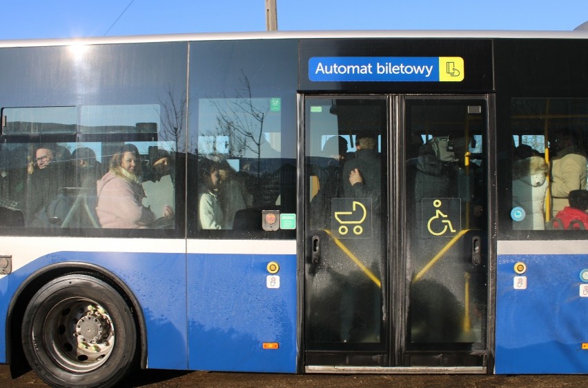 Autobus linii 200 ruszył w trasę do Krakowa 4 grudnia 2023 z...