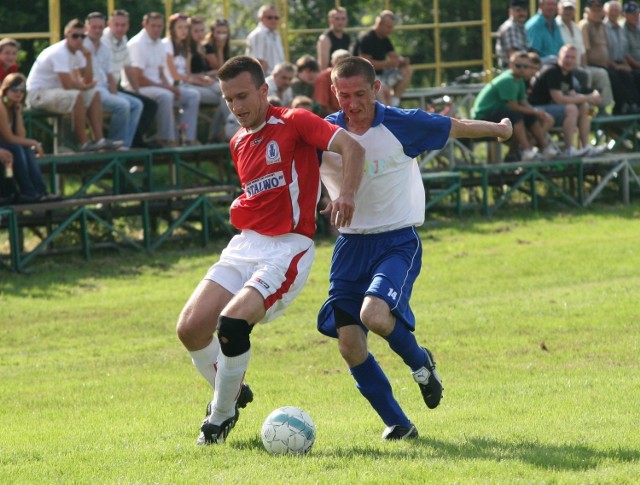Piłkarze z tarnobrzeskiego Mokrzyszowa (w biało-niebieskich koszulkach) rozpoczęli sezon od skromnego zwycięstwa nad Ździarami.