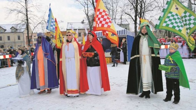 SKAWINA. Trzej królowie z dworzanami w oczekiwaniu na złożenie darów