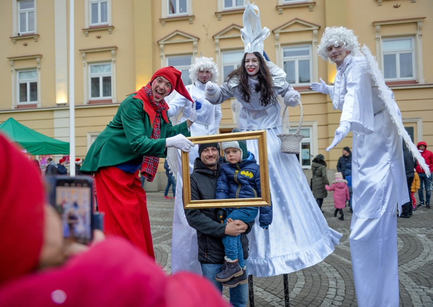 Parada Mikołajowa 2021 na ulicach Przemyśla. Rozświetlono choinkę i świąteczną iluminację [ZDJĘCIA]