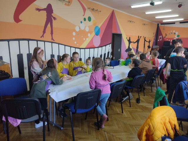 Słuchacze Białobrzeskiego Uniwersytetu Dziecięcego, podczas ostatniego zjazdu robili własne mydełka, kolorowe i pachnące. Wszystkie z ekologicznych, roślinnych produktów.