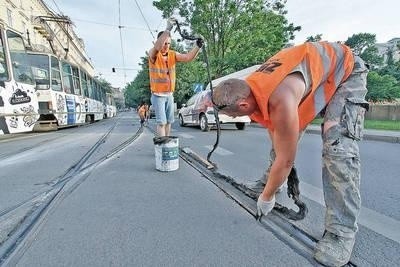 Od piątkowego wieczora żywicę ściągano z szyn Fot. Anna Kaczmarz