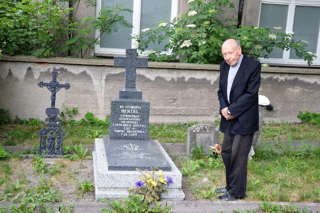 - Pracuję nad biografią ks. Hertla - mówi ks. Globisch. - Jego uczeń, Peter Kalischek wszczął starania o rozpoczęcie procesu beatyfikacji.