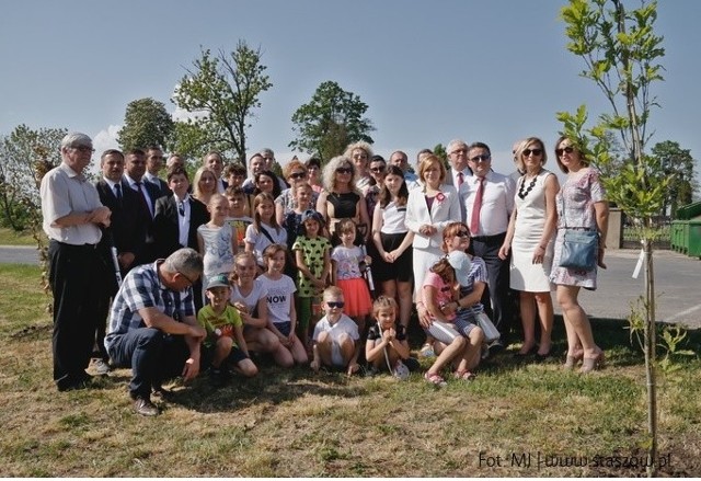 Uczestnicy kolejnego sadzenia drzew w ramach akcji „Sto drzew dla Niepodległej” organizowanej w gminie Staszów.