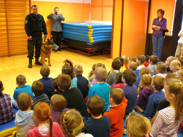 Policjanci uczą dzieci jak bronić się przed atakiem psa.