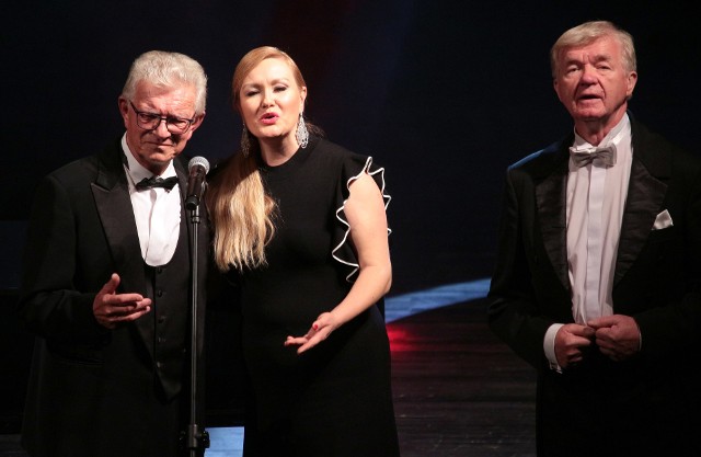 Koncert „Bo to Polska właśnie” w grudziądzkim teatrze zorganizowano w ramach obchodów 200. rocznicy urodzin Stanisława Moniuszki. Wystąpiły gwiazdy Polskiej Opery Kameralnej: Małgorzata Kulińska, Ewa Szpakowska, Andrzej Jurkiewicz i Kazimierz Kowalski (prowadzenie koncertu). Koncert odbył się pod patronatem prezydenta Grudziądza Macieja Glamowskiego oraz przewodniczącego sejmiku Ryszarda Bobera.