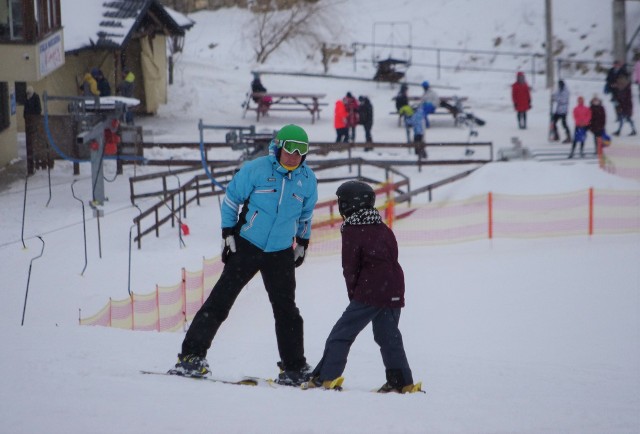 Miłośnicy zimowych sport&oacute;w cieszą się z otwarcia stok&oacute;w narciarskich. W naszym regionie jednym z ulubionych miejsc narciarzy i snowboardzist&oacute;w, zwłaszcza początkujących, są Konary w powiecie sandomierskim. Nie ma tu wielkiego tłoku, stacja narciarska czynna jest codziennie do godziny 21. Jest tu wypożyczalnia sprzętu, restauracja serwująca gorące napoje i jedzenie, szk&oacute;łka jazdy na nartach i snowboardzie. Zobaczcie zdjęcia z sobotniego popołudnia 13 lutego.