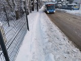 Małopolska zachodnia. Chodniki "niczyje" toną w śniegu. Ludzie przed domami "łopatują". Wiele dróg nadal zaśnieżonych  