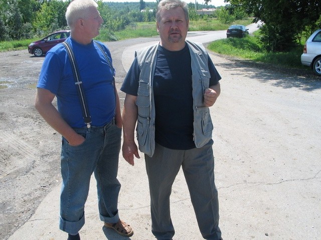 - (od prawej) Kazimierz Łabuda, właściciel cegielni ze swoim pracownikiem, przy dotychczasowym zjeździe z Wisłostrady na drodze lokalnej przed cegielnią.