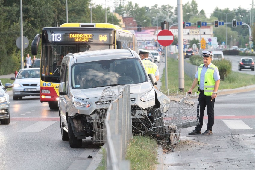 Wypadek przy szpitalu na Borowskiej. Auto wpadło na ogrodzenie [ZDJĘCIA]