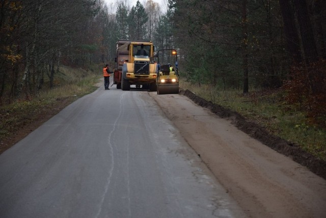 Nowy asfalt wylany zostanie m.in. na odcinku Upiłka - Osusznica. Zdjęcie jest z 2019 r., kiedy wykonywano na tym odcinku tzw. dolewkę.