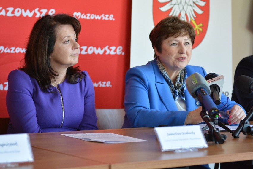 Elżbieta Lanc i Janina Ewa Orzełowska - członkinie zarządu...